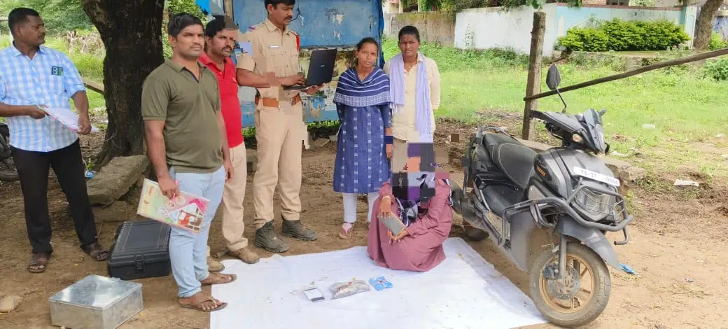 ద్విచక్ర వాహనంపై గంజాయి తరలిస్తున్న మహిళ అరెస్ట్