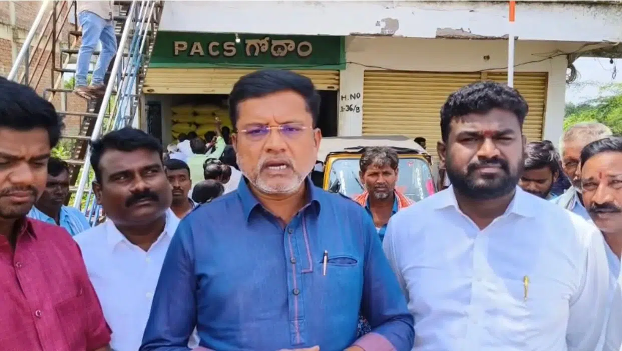 రైతులకు సరిపడా యూరియా సరఫరా చేయాలి