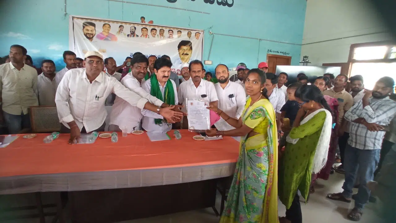 వెంకటాపురం, వాజేడు మండలాల్లో కొత్త రేషన్ కార్డుల పంపిణీ