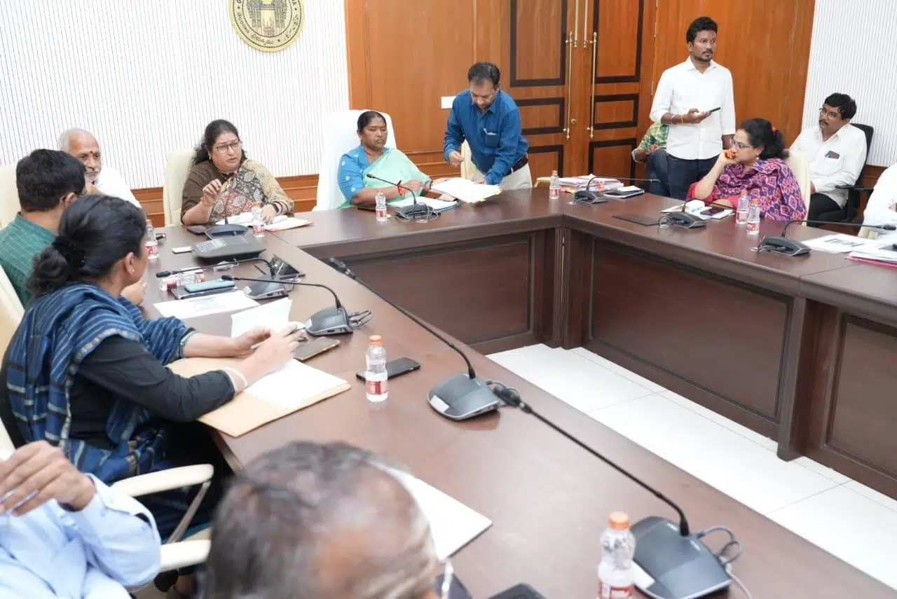 మేడారం సమ్మక్క సారలమ్మ ఆలయ ఆధునీకరణపై సమీక్ష