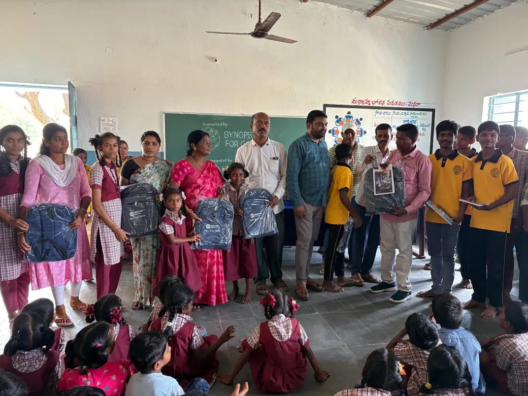 గుర్రేవుల పాఠశాలలలో నోట్స్ బుక్స్, బ్యాగుల పంపిణీ