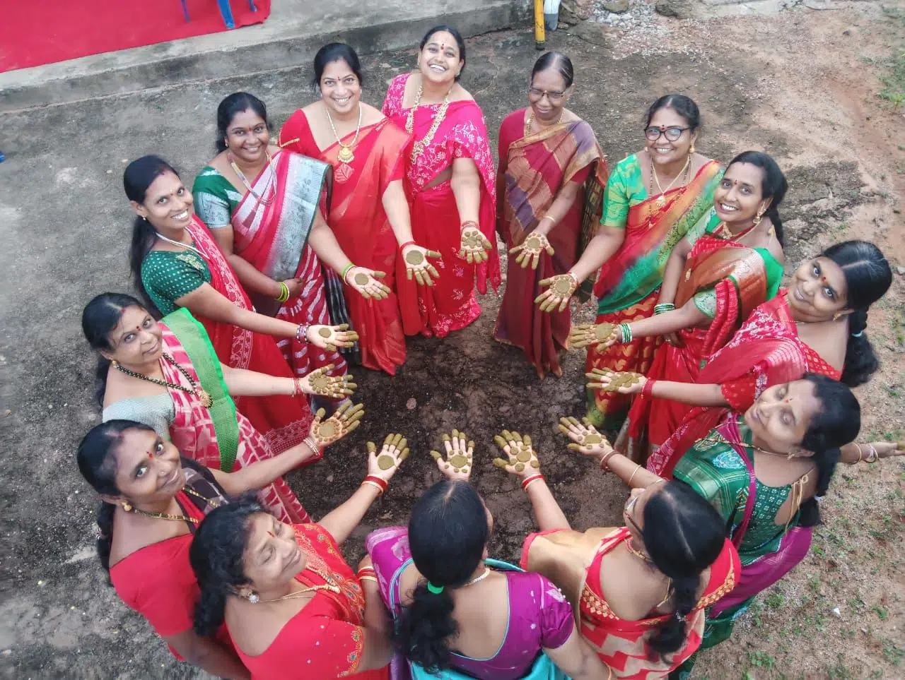 గోరింటాకు రంగుల్లో ఆడపడుచుల ఆనందం