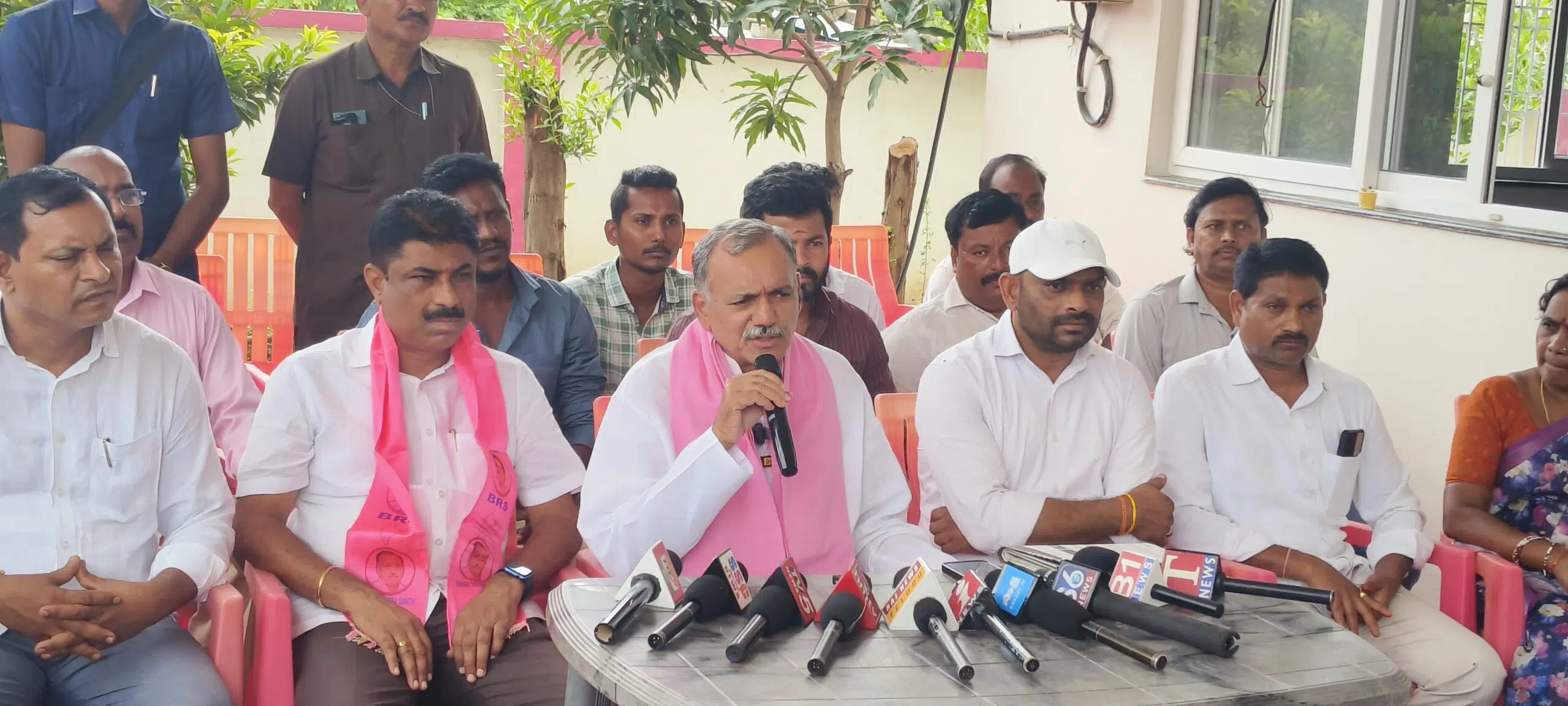 చెప్పులు లైన్లో పెట్టి ఎరువుల కోసం ఎదురుచూసే పరిస్థితి
