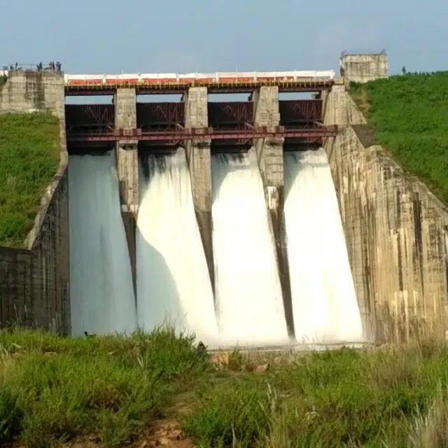 కుండపోత వర్షాలతో స్తంభించిన జనజీవనం 