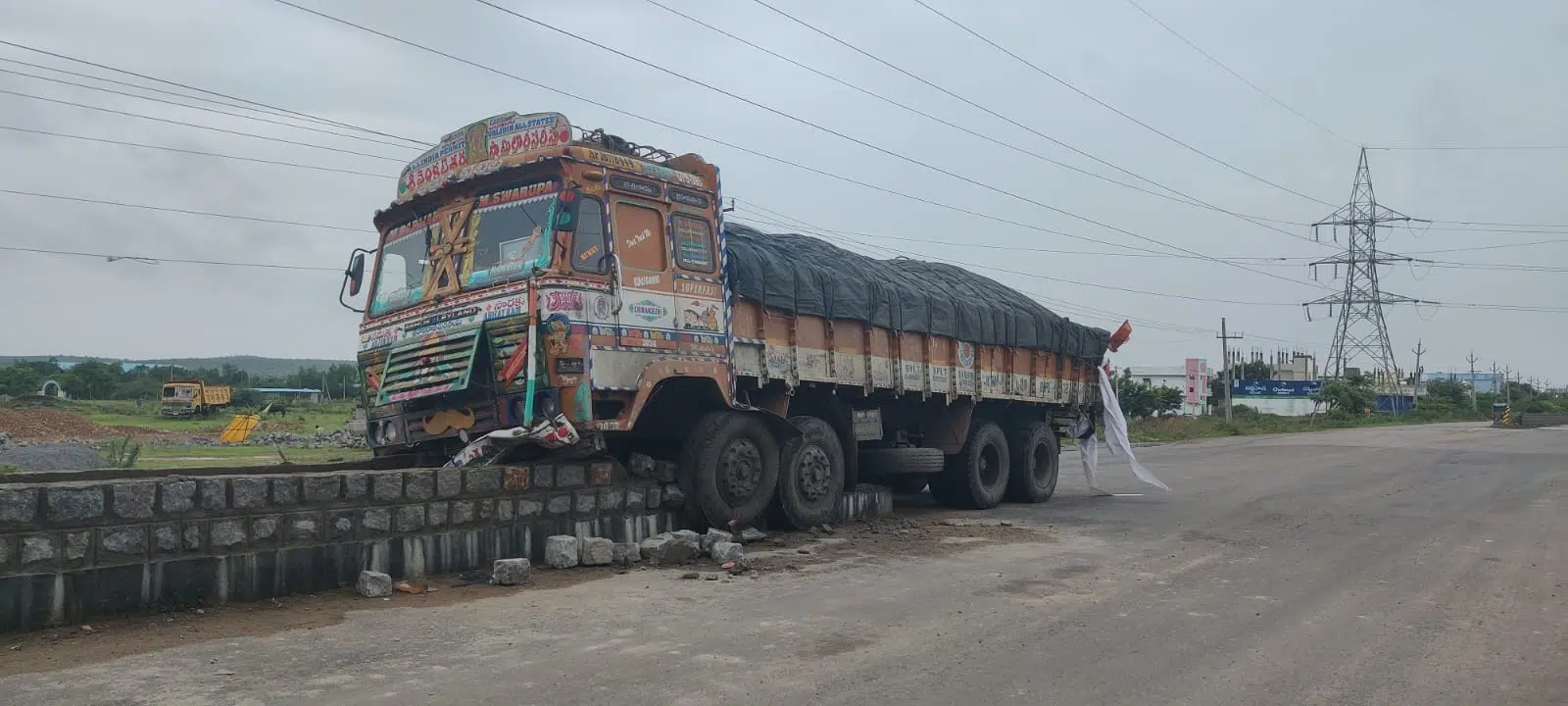 జిల్లా కేంద్రంలో డివైడర్ ను ఢీకొట్టిన లారీ–తప్పిన ప్రమాదం