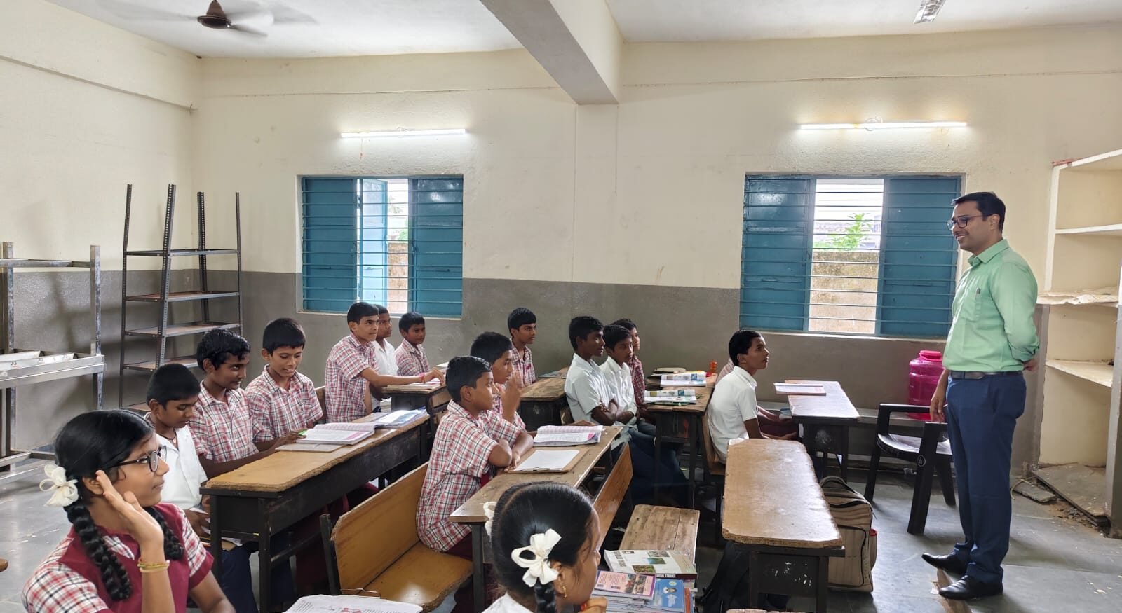 విద్యార్థులకు అర్థమయ్యే రీతిలో బోధించాలి : కలెక్టర్ దివాకర