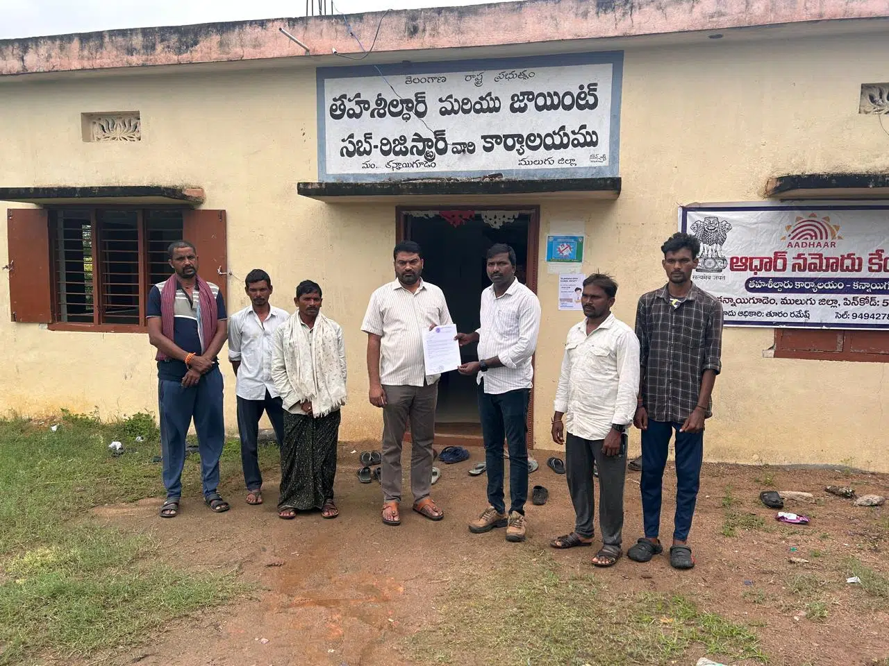 గుడుంబా విక్రయాలపై పోలీసుల దాడి