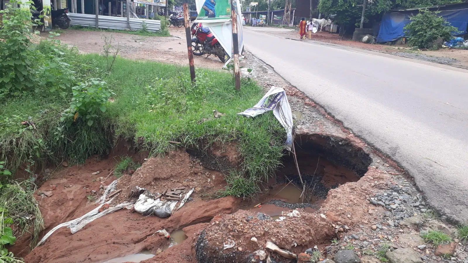 వెంకటాపురంలో ప్రమాద భరితంగా మారిన ప్రధాన రహదారి 