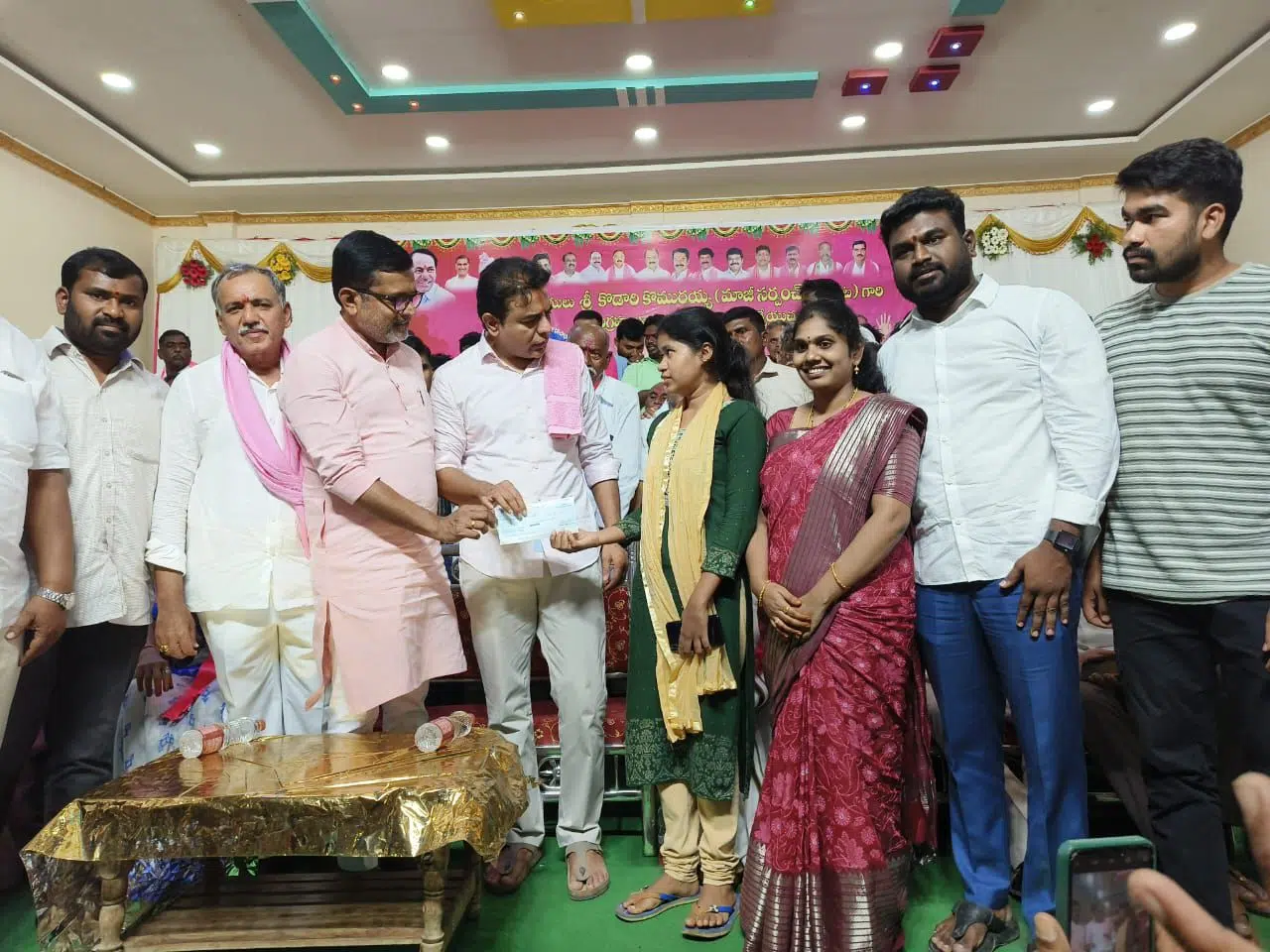 ఎంబీబీఎస్ చదువు కోసం పుట్ట మధు ఆర్థిక సహాయం