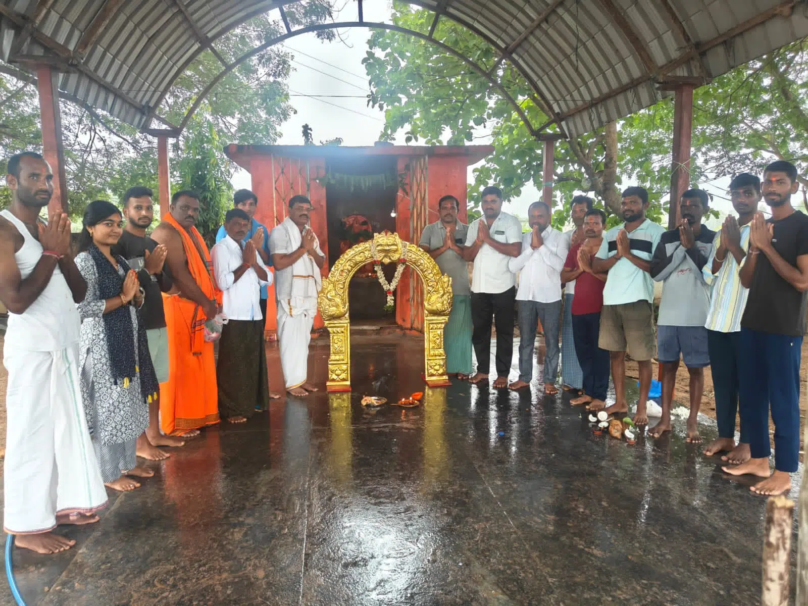 కుదురుపల్లి అంజన్నకు మకరతోరణం బహుకరణ 