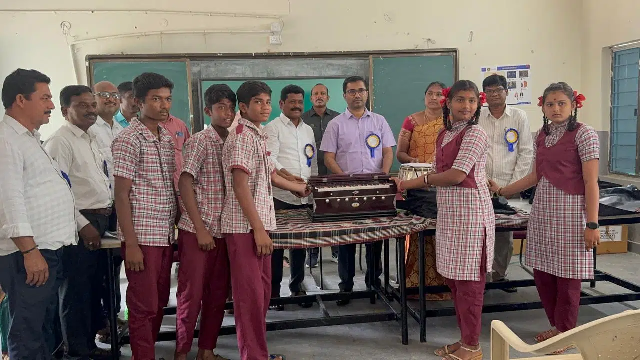 పీఎం శ్రీ గుర్తింపు పొందిన మోడల్ స్కూల్‌కి కలెక్టర్ ప్రశంసలు