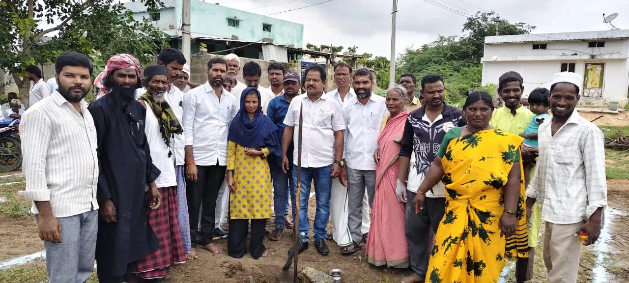 _పాతర్చేడ్ గ్రామంలో రూ.28 లక్షల తో సి.సి. రోడ్లకు శంకుస్థాపన._ _అదే గ్రామంలో మరో20డబుల్ బె డ్ రూమ్ లఇండ్లు మంజూరు. _ఎస్సీ, ఎస్టీ, బీసీ, మైనార్టీ పేదల కు న్యాయం చేస్తాం అని-మంత్రి హామీ. నారాయణపేట జూలై 29, తెలంగా ణ జ్యోతి. మక్తల్ నియోజకవర్గం లోని, నర్వ మండలం,పాతర్చేడ్ గ్రామంలో రూ‌ 28 లక్షల నిధులతో చేపట్టిన సి.సి. రోడ్ల నిర్మాణ పనుల కు తెలంగాణ రాష్ట్ర పశుసంవర్ధక, డైరీ డెవలప్మెం ట్, క్రీడలు, యువజన సర్వీసులు, మత్స్యశాఖ మంత్రివర్యులు డా.వా కిటి శ్రీహరి శంకుస్థాపన చేశారు. ఈ సందర్భం గా మంత్రి వాకిటి శ్రీ‌ హరి మాట్లాడుతూ..గత ప్రభుత్వంలో ప్ర జలు ప్రశ్నిస్తే వారి గొంతు నొక్కివేసే పరిస్థితి ఉందని,కానీ కాంగ్రెస్ ప్రభు త్వం ప్రతి పౌరుడికి ప్రశ్నించే హక్కు ను కల్పిస్తోందని పేర్కొన్నారు. గత పాలకులు పాతర్చేడ్ గ్రామాన్ని పూ ర్తిగా విస్మరించారని, ఒక్క డబుల్ బెడ్ రూమ్ ఇల్లు మంజూరు చేయ లేదని తెలిపారు. ప్రస్తుతం కాంగ్రెస్ ప్రభుత్వం ప్రజల సంక్షేమానికి కట్టు బడి పనిచేస్తోందని పేర్కొంటూ- ఇ ప్పటికే ఈ గ్రామానికి 20ఇండ్లు మం జూరు చేశామని,వాటిలో ఎస్సీలకు 5 ఇండ్లు కేటా యించామని తెలిపా రు.అదనంగా మరో 20ఇండ్లనుమం జూరు చేసి ఎస్సీ, ఎస్టీ, బీసీ, మైనా ర్టీ వర్గాల పేదల కు న్యాయం చేస్తా మని భరోసా ఇచ్చారు. కాంగ్రెస్ ప్ర భుత్వం పేదల ప్రభుత్వమని, వారి అభ్యున్నతి కోసం అహర్నిశలు కృ షి చేస్తుందని మంత్రి అన్నారు. ఈ కార్యక్రమంలో కాంగ్రెస్ నాయకులు జలంధర్ రెడ్డి, పోలీస్ చంద్రశేఖర్ రెడ్డి, జగదభి రెడ్డి,కాంగ్రెస్ పార్టీ నా యకులు, కార్యకర్తలు,తదితరులు పాల్గొన్నారు.