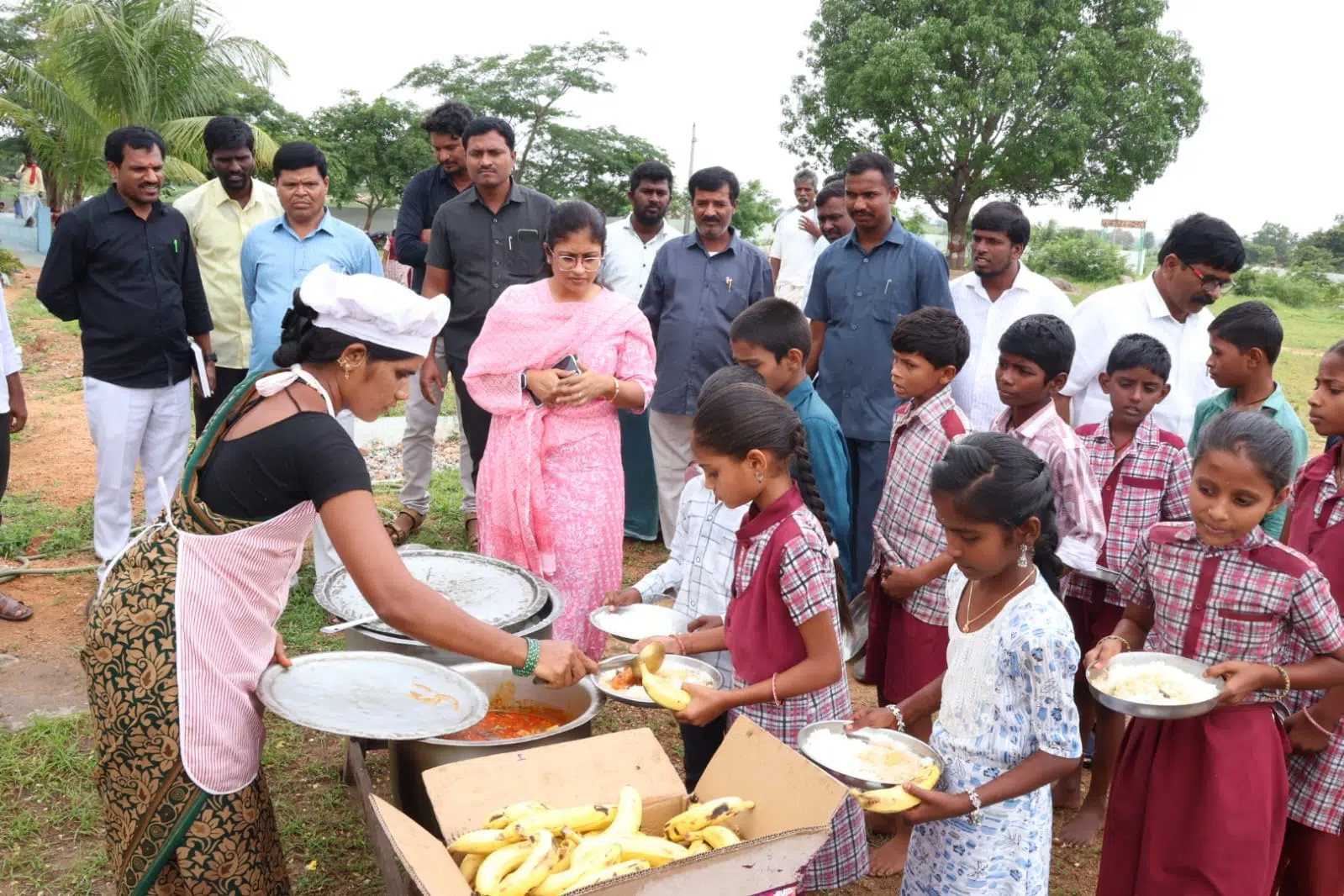 బొమ్మన్ పాడ్ జెడ్పీ పాఠశాలను పరిశీలించిన కలెక్టర్