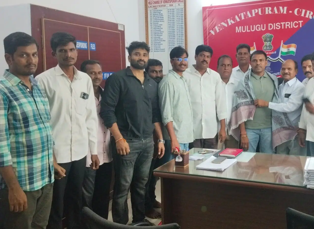 వెంకటాపురం సీఐ రమేష్ ను కలిసిన పెరికసంఘం నాయకులు
