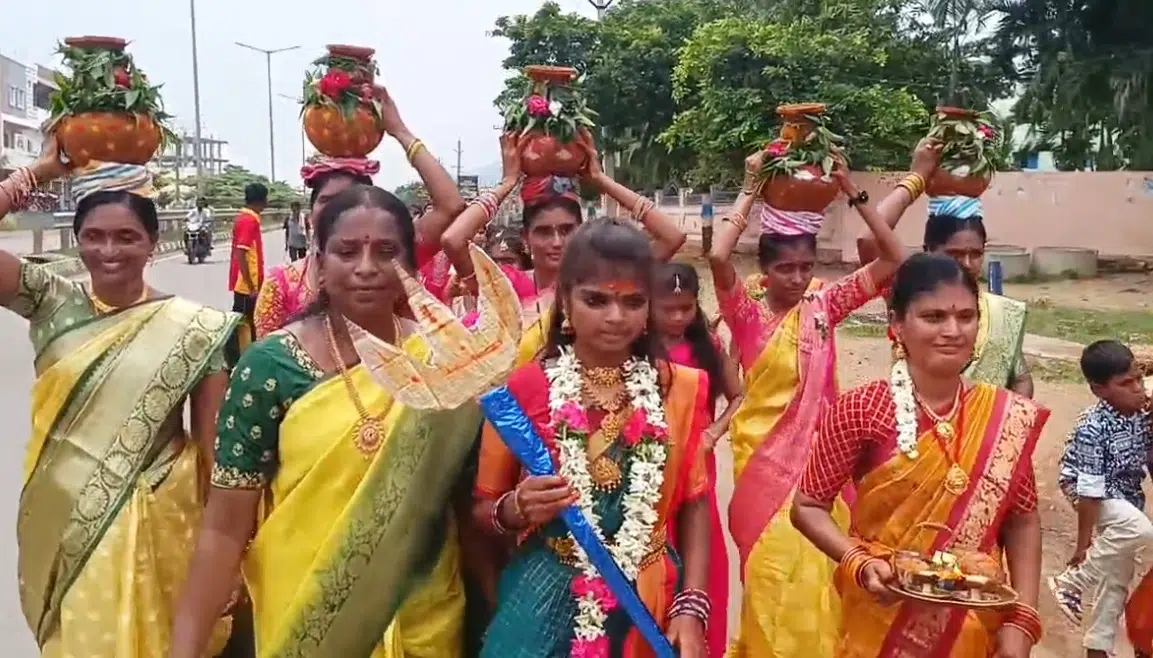 ములుగులో బోనాల సంబురాలు
