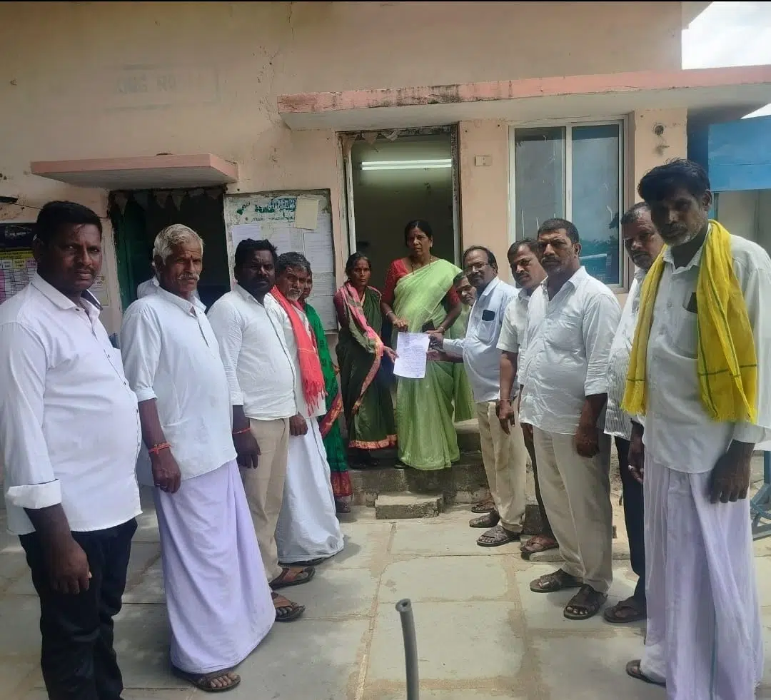 వృద్ధ మహిళపై మహిళా కండక్టర్ దౌర్జన్యం