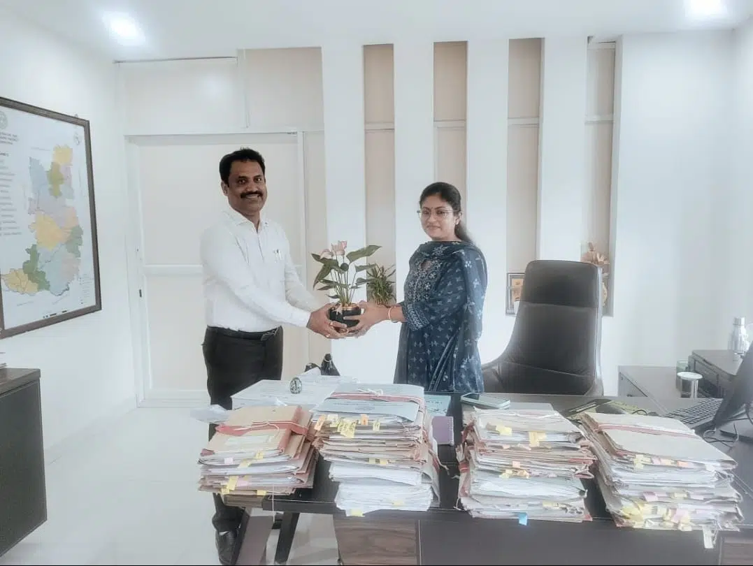 నారాయణపేట అదనపు కలెక్టర్‌గా బాధ్యతలు స్వీకరించిన ఎస్.శ్రీను