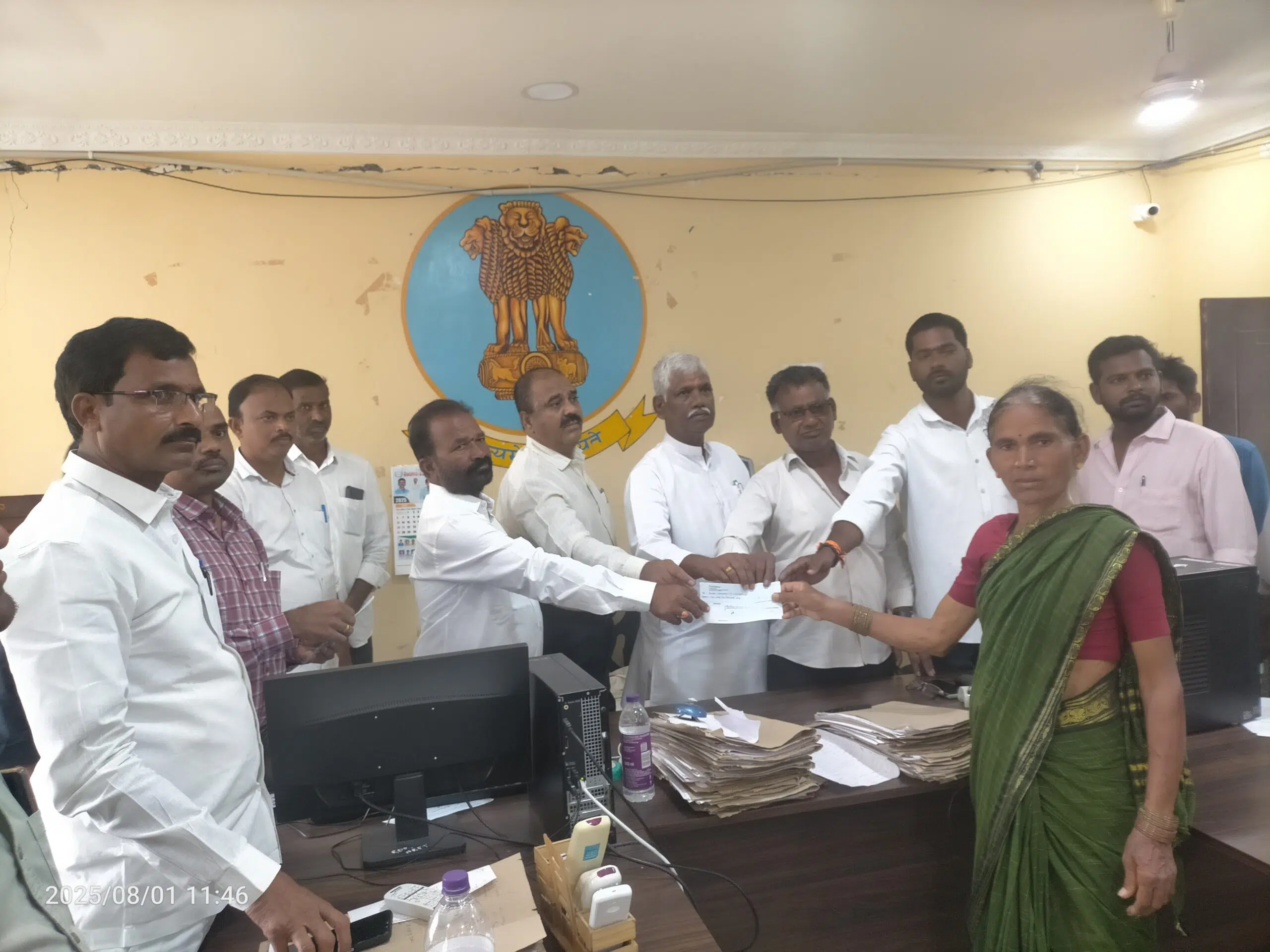 నారాయణపేట-కొడంగల్ ఎత్తిపోతల పథకం రైతులకు చెక్కుల పంపిణీ