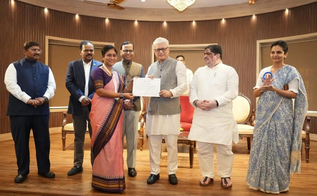 గవర్నర్ చేతుల మీదుగా అవార్డు అందుకున్న నారాయణపేట కలెక్టర్