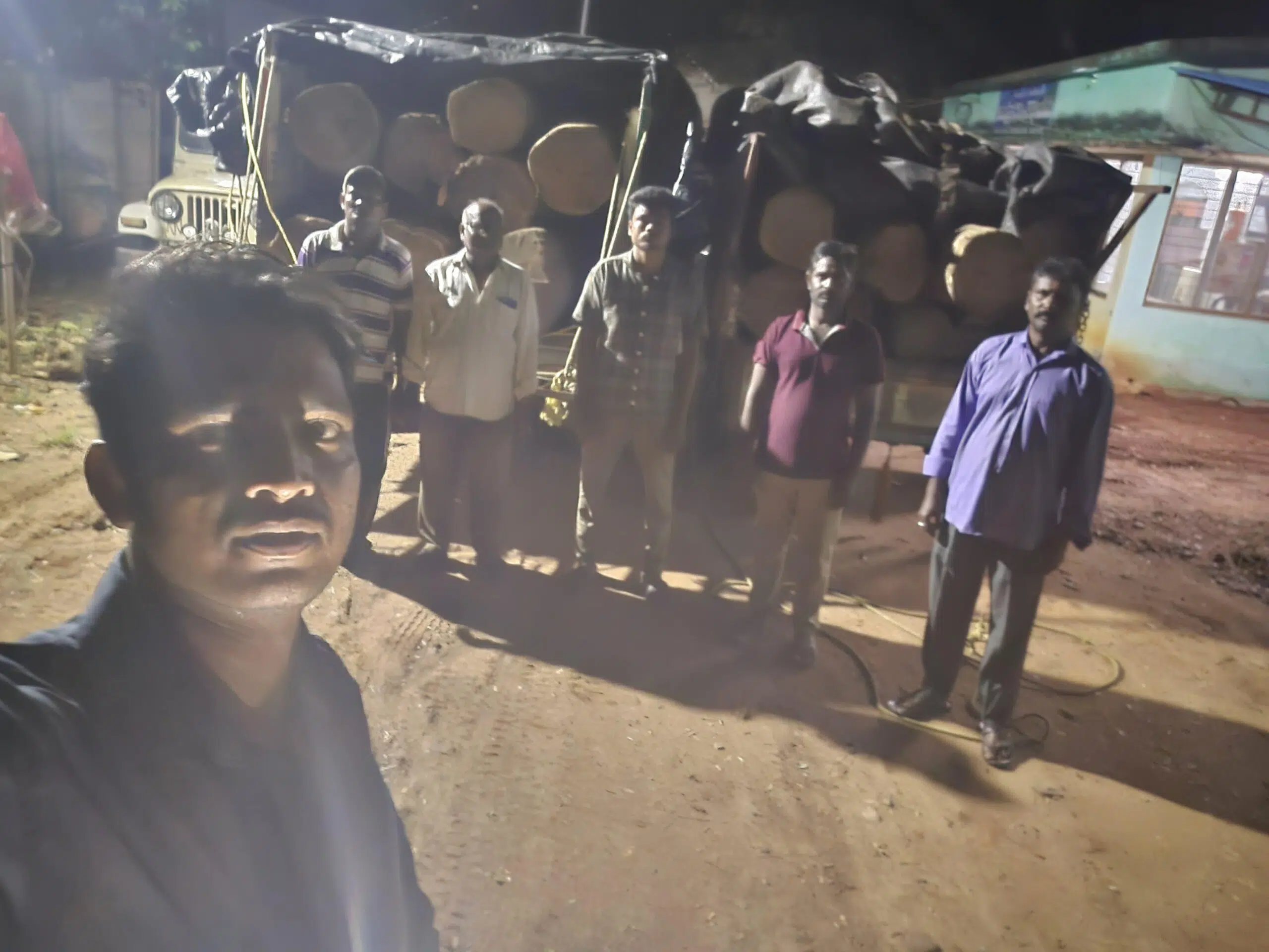 భారీగా టేకు కలప పట్టివేత