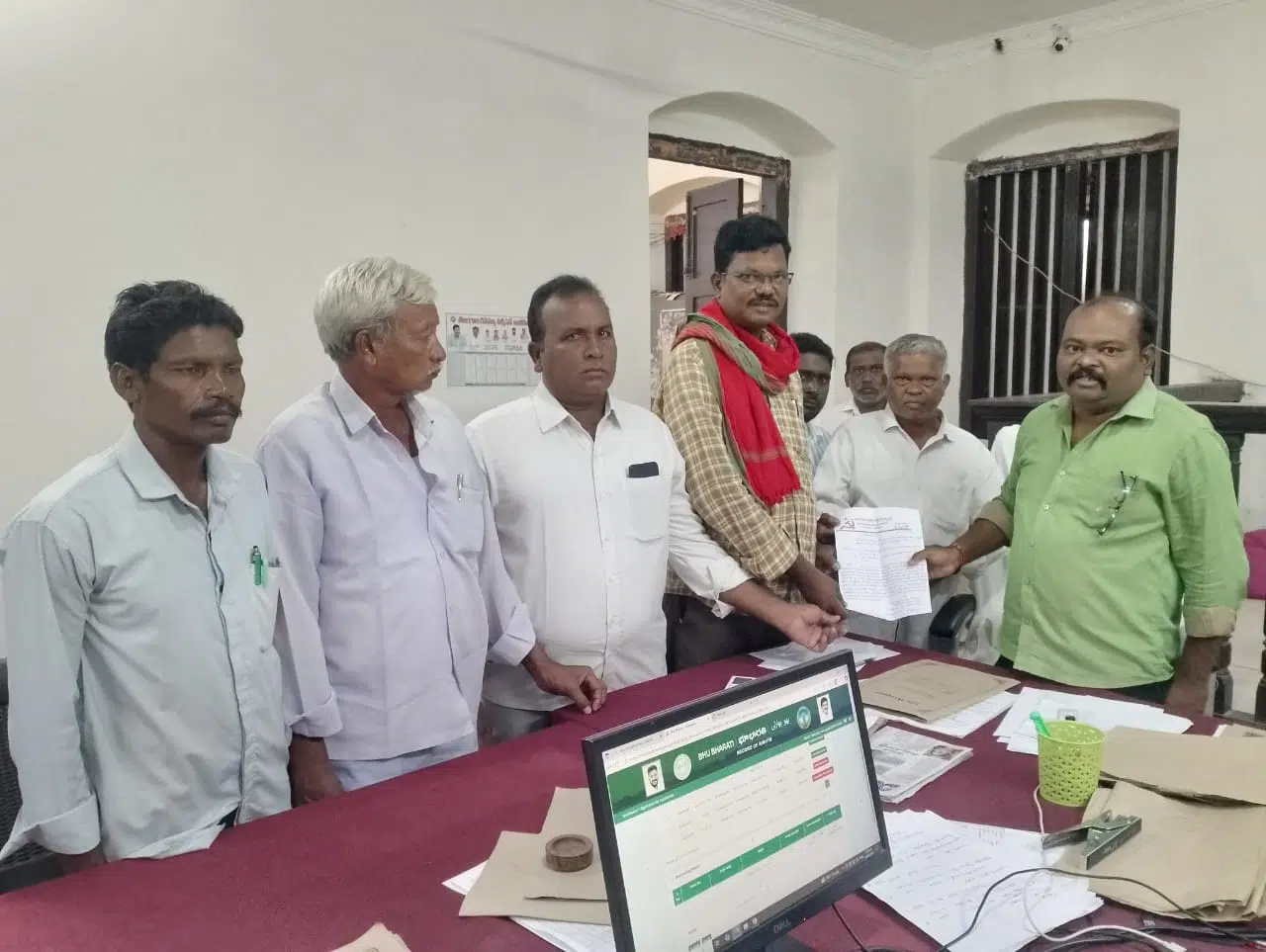 వెంకటాపురం రహదారిపై లేస్తున్న దుమ్ము నివారణకు చర్యలు తీసుకోవాలి
