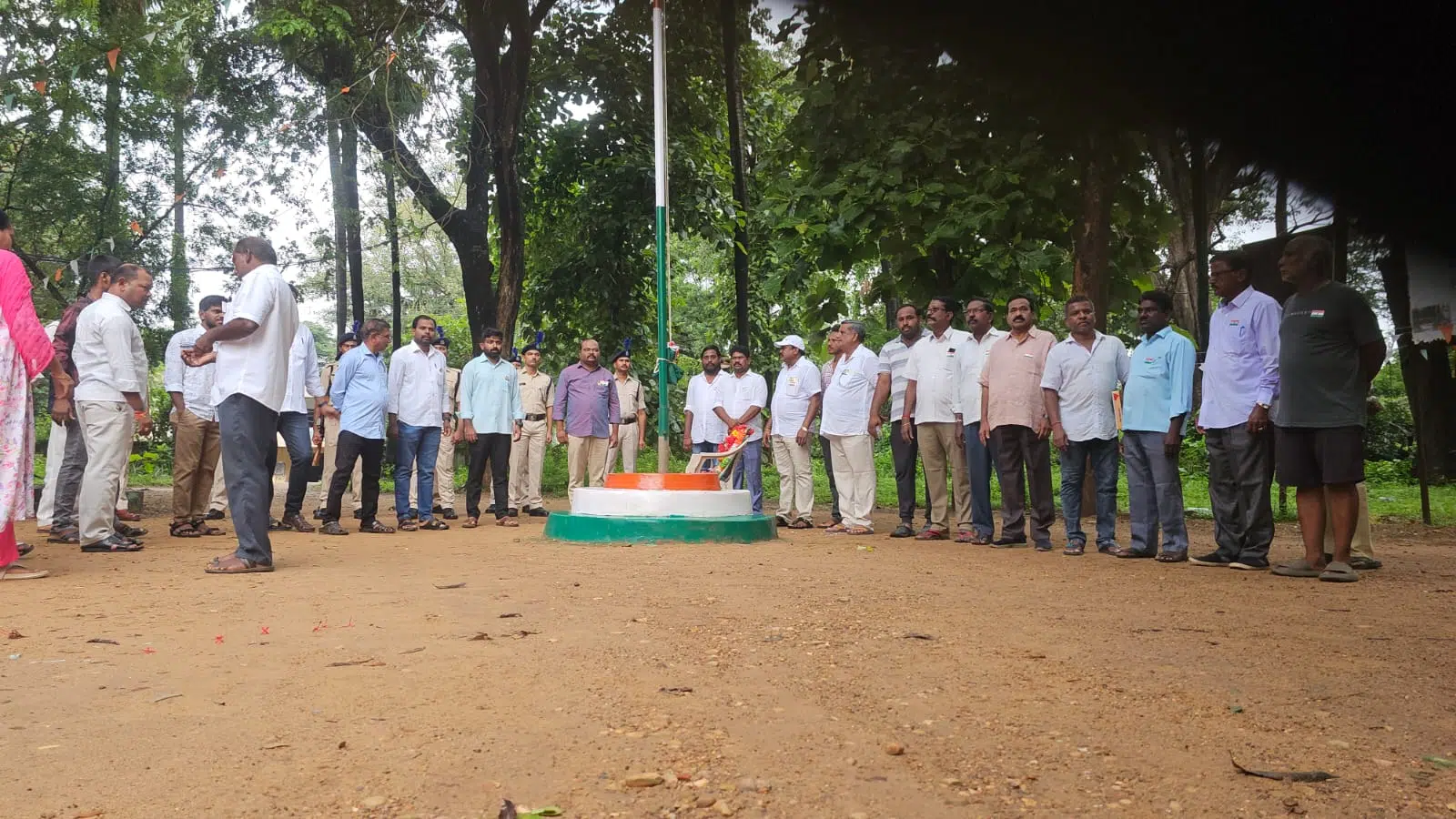 వాడవాడలా మువ్వన్నెల రెపరెపలు