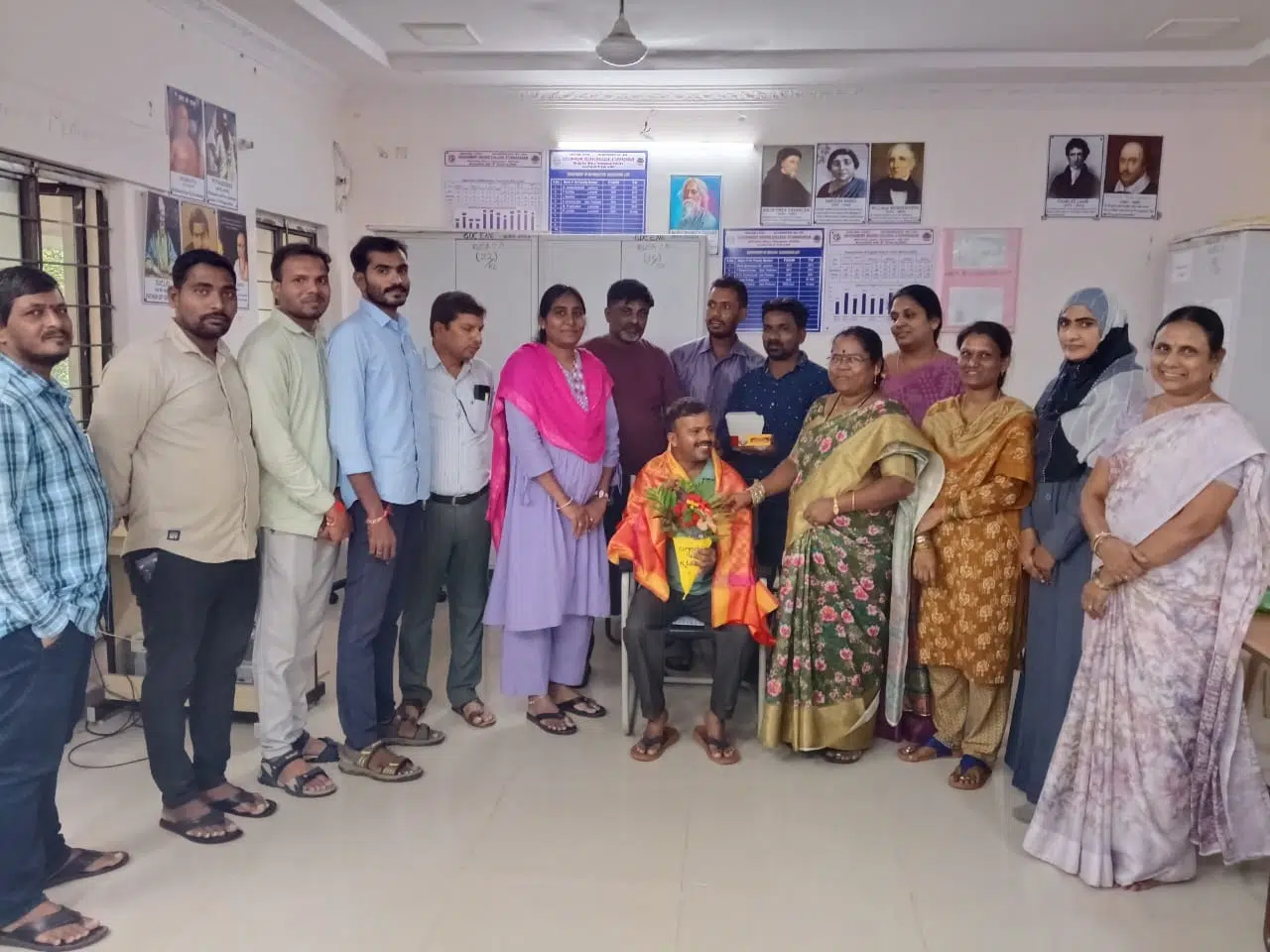 ప్రభుత్వ డిగ్రీ కళాశాల సబార్డినేట్‌ శ్రీనివాస్ కు సన్మానం