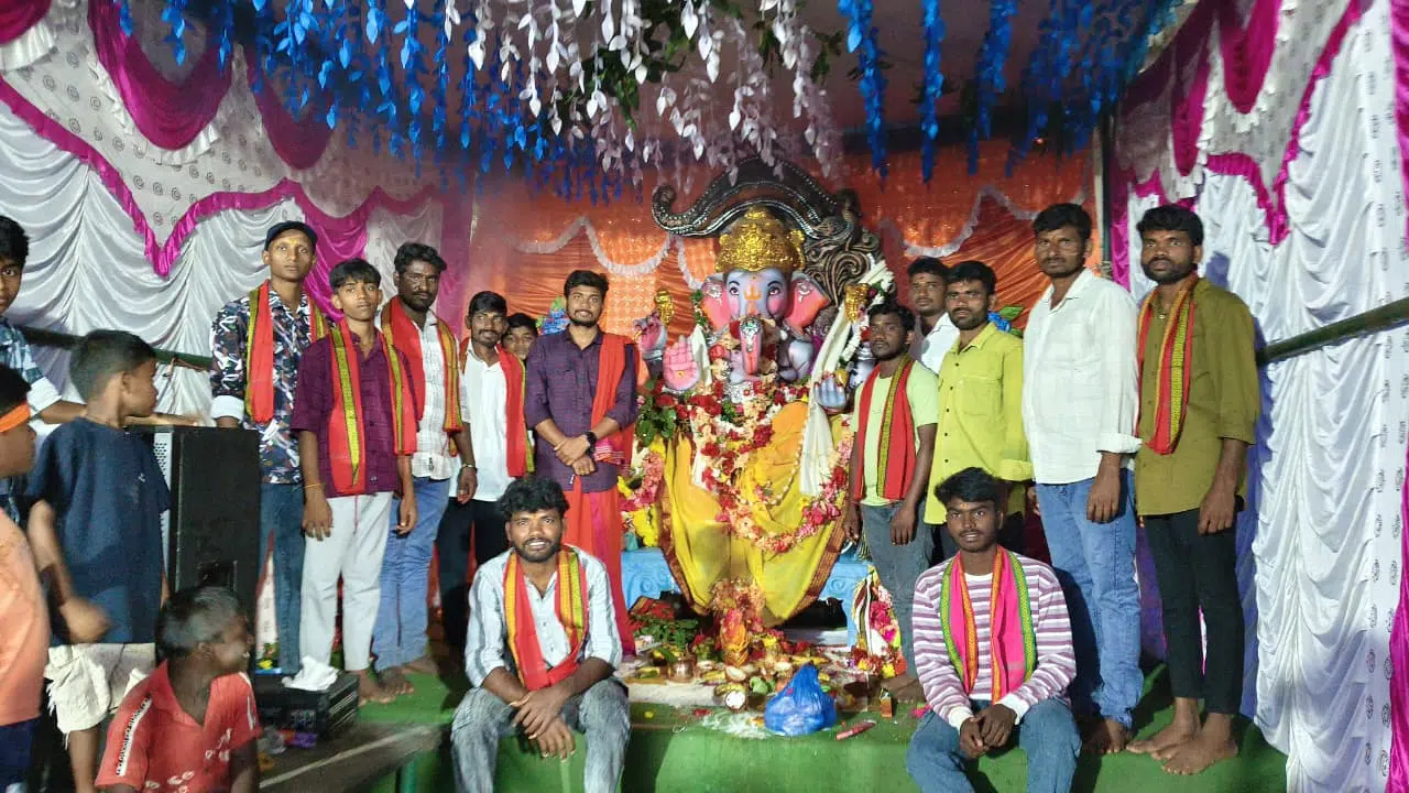 కొలువుదీరిన గణనాథులు - ప్రారంభమైన నవరాత్రి ఉత్సవాలు