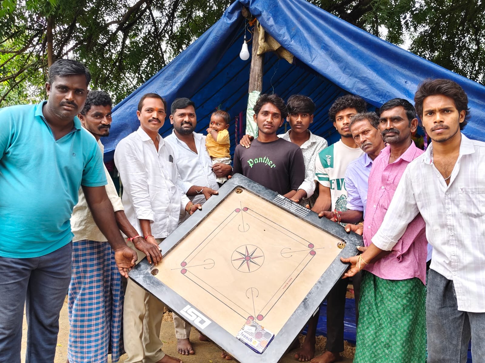 అంబేద్కర్ యూత్ కు క్యారమ్ బోర్డ్ అందజేసిన బిఆర్ఎస్ పార్టీ జిల్లా అధ్యక్షుడు