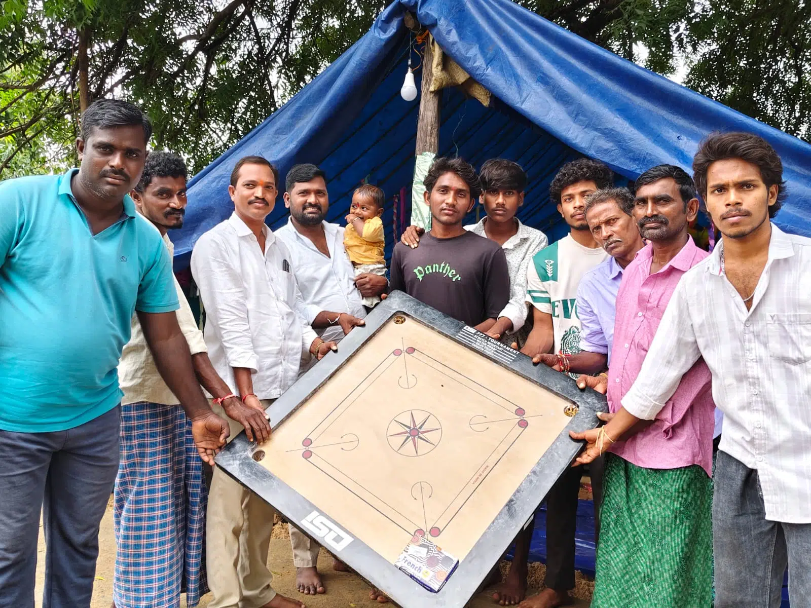 అంబేద్కర్ యూత్ కు క్యారమ్ బోర్డ్ అందజేసిన బిఆర్ఎస్ పార్టీ జిల్లా అధ్యక్షుడు