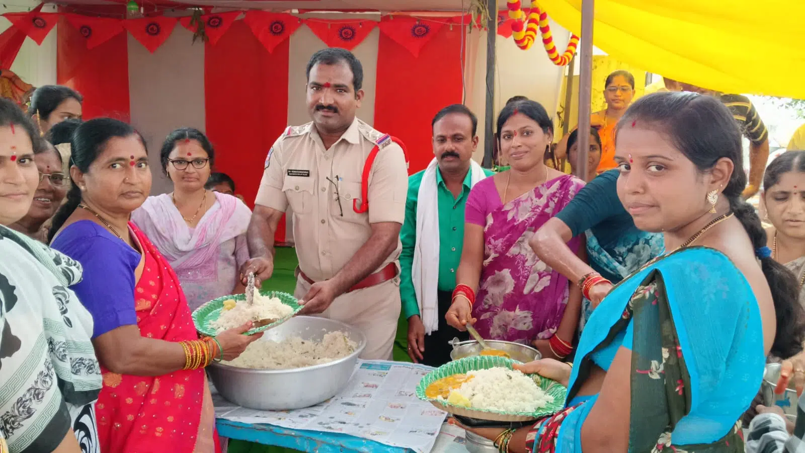 కృష్ణకాలనీ అన్నదాన కార్యక్రమంలో పాల్గొన్న ఎస్సై వెంకటేశ్వర్లు