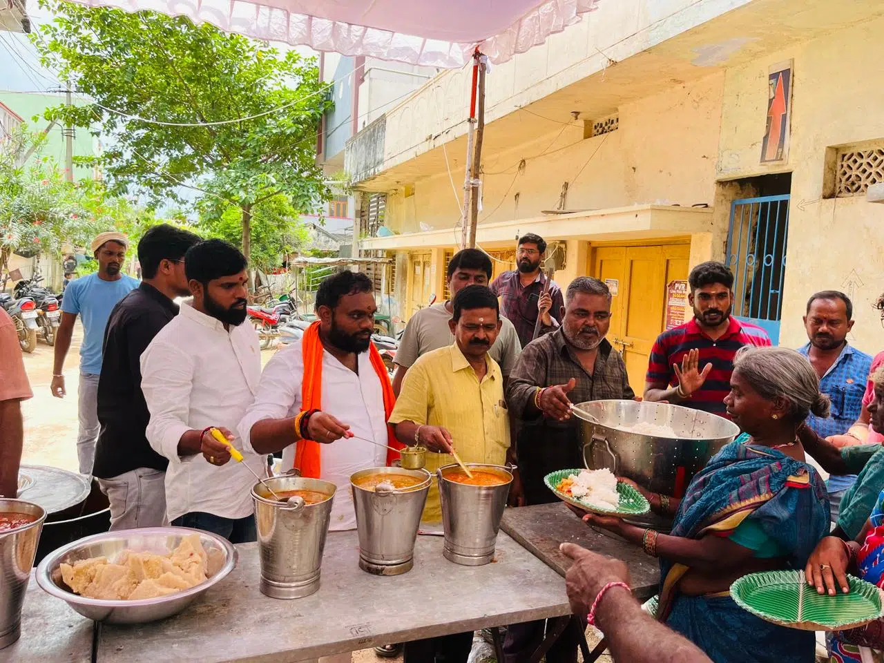 ములుగులోని గణేష్ చౌక్ వద్ద  మహా అన్నదానం 