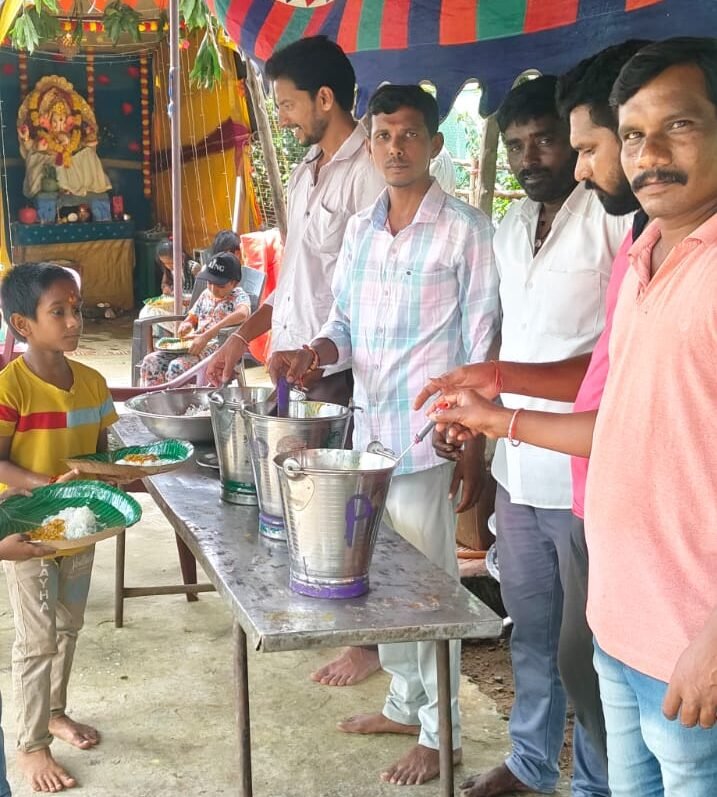 నేస్తం ఫౌండేషన్ ఆధ్వర్యంలో అన్నదానం