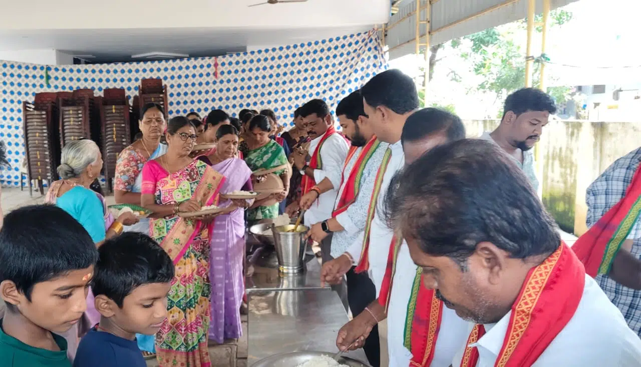 వీవర్స్ కాలనీలో మహా అన్నదానం