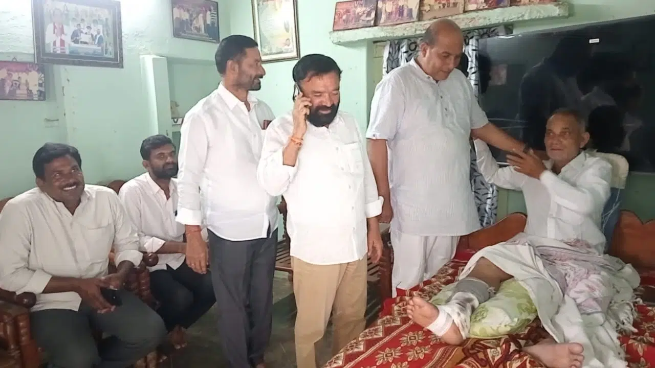పోరిక శ్యామల్ నాయక్‌ను పరామర్శించిన బీఆర్‌ఎస్ జిల్లా అధ్యక్షులు