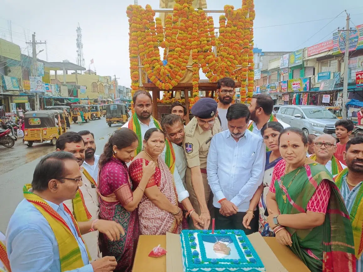 కొండా లక్ష్మణ్ బాపూజీ సేవలు అమూల్యం