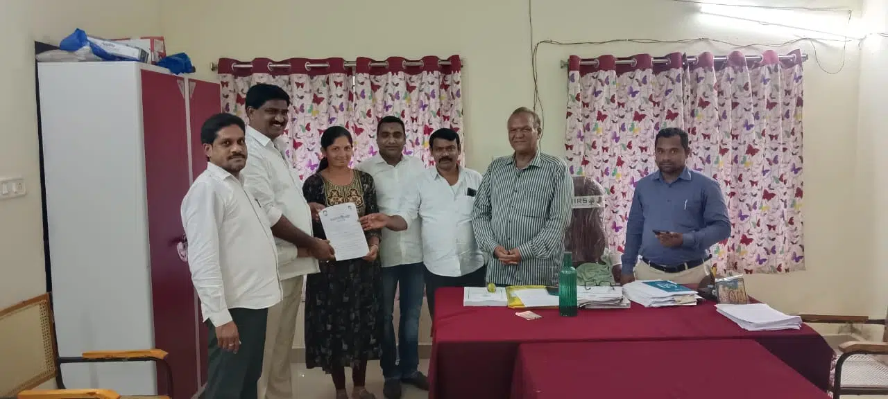 గిరిజన లబ్ధిదారులకు ఇందిరమ్మ ఇళ్ల మంజూరి పత్రాల పంపిణీ