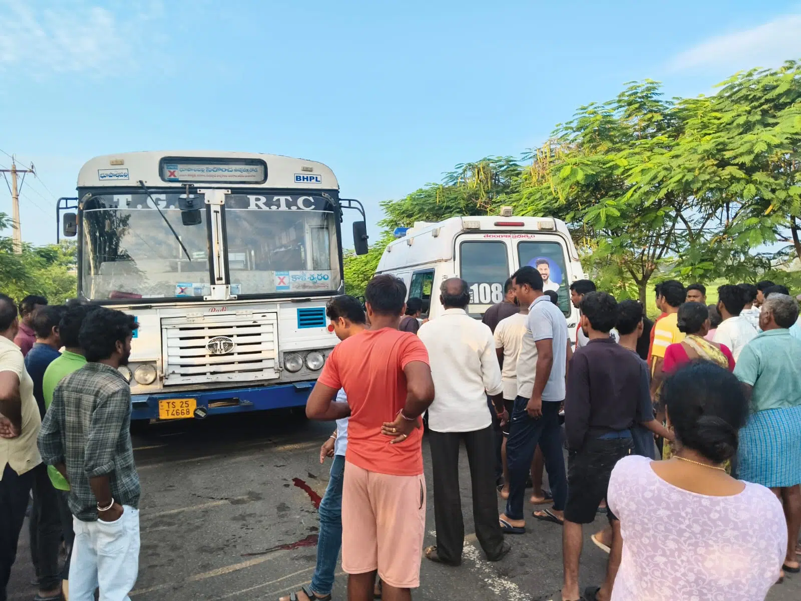 ఆర్టీసీ బస్సు బైక్ ఢీ - ఒకరి పరిస్థితి విషమం