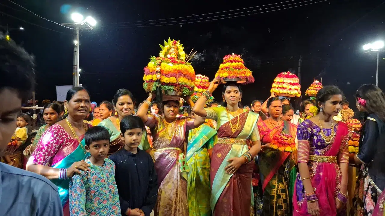 గంగను చేరిన గౌరమ్మ.. ముగిసిన పూల సింగిడి...