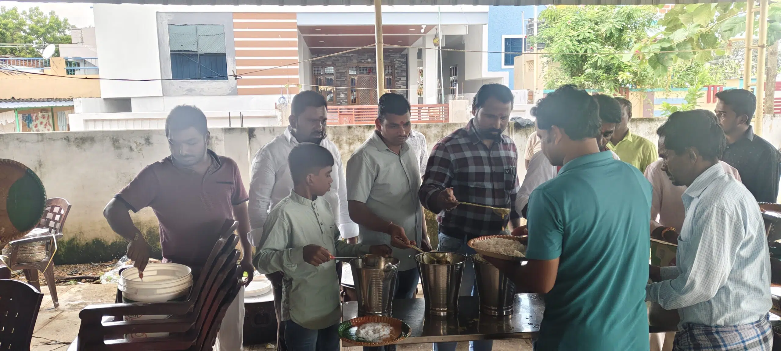 వీవర్స్ కాలనీ గణేషుని వద్ద మహా అన్నదానం