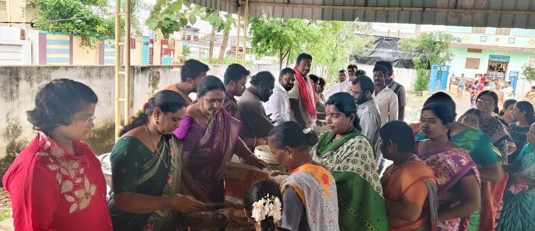 వీవర్స్ కాలనీలో గణనాయకుని వద్ద మహా అన్నదానం