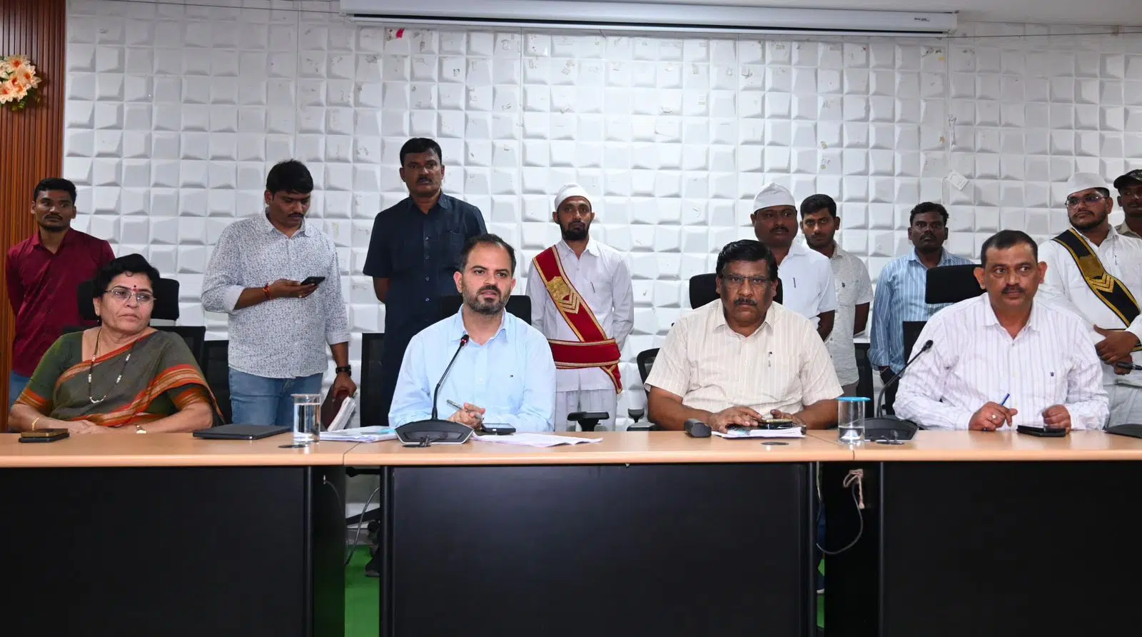 బయోమెట్రిక్ ఆధారంగా ఉద్యోగులకు వేతనాలు ఇవ్వాలి