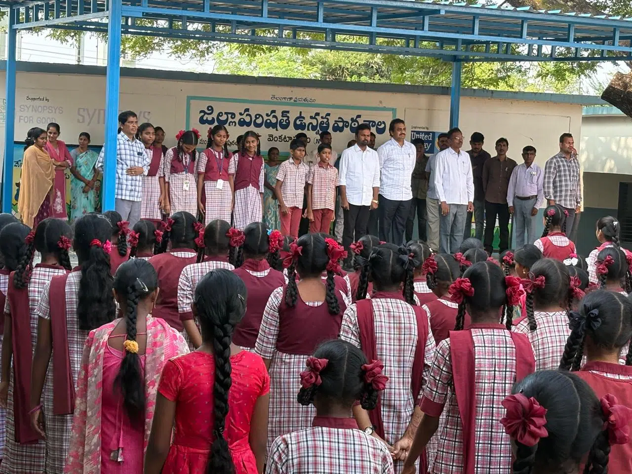 విద్యార్థుల ప్రగతిని పరిశీలించిన జిల్లా విద్యాధికారి