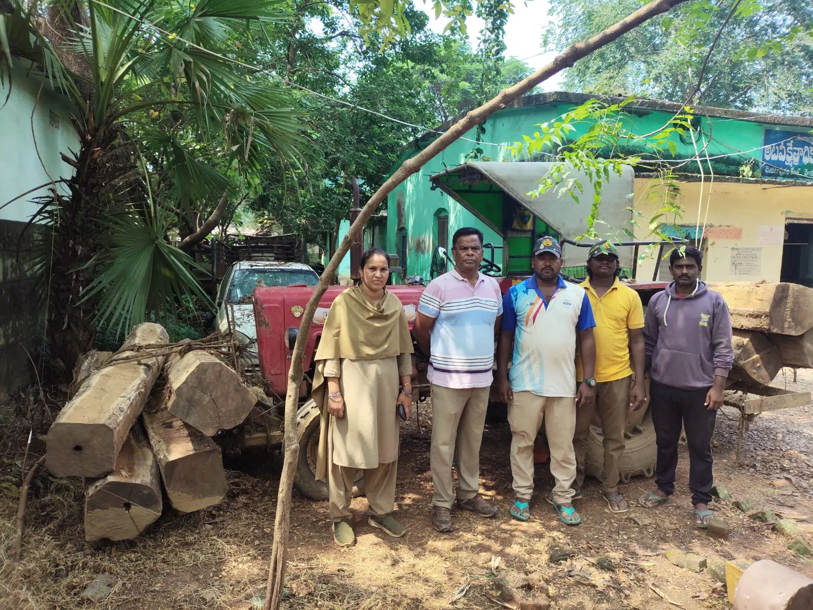 అక్రమంగా తరలిస్తున్న టేకు కలప పట్టివేత