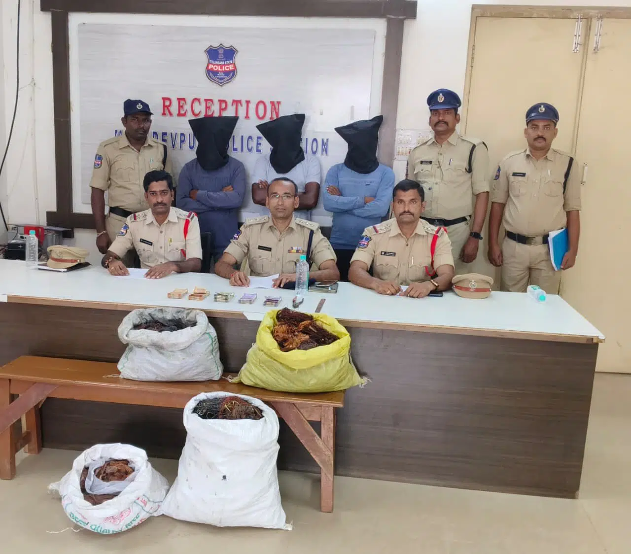 భూపాలపల్లి జిల్లాలో కాపర్ వైర్ దొంగల ముఠా అరెస్ట్