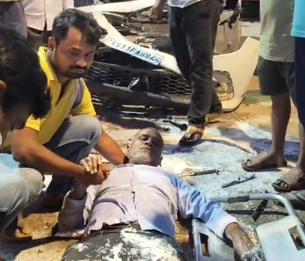 పాల వ్యాను ఢీకొన్న కారు - డ్రైవర్ కు గాయాలు