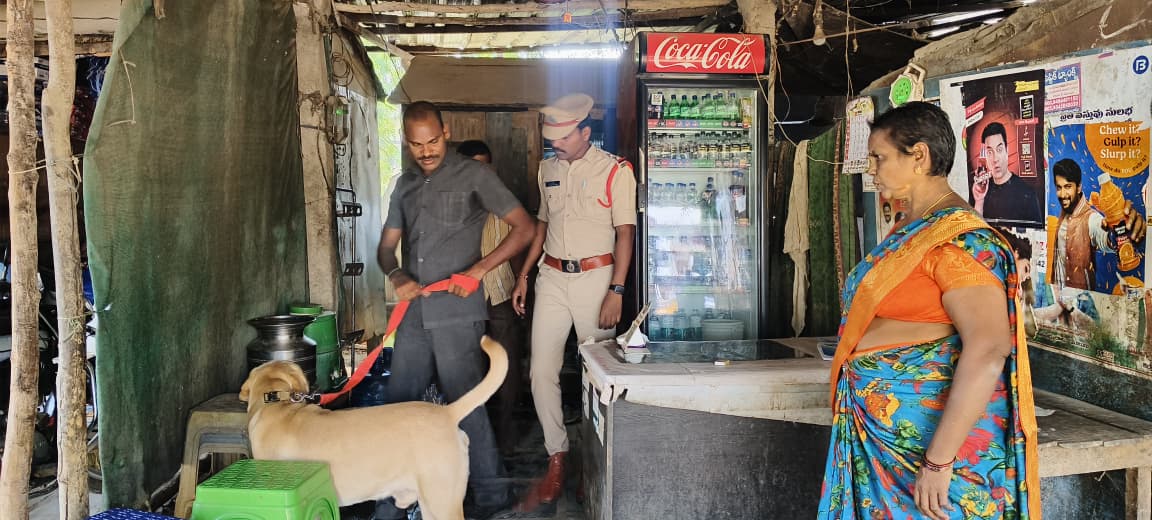 నార్కోటిక్ స్నిఫర్ డాగ్తో విస్తృత తనిఖీలు