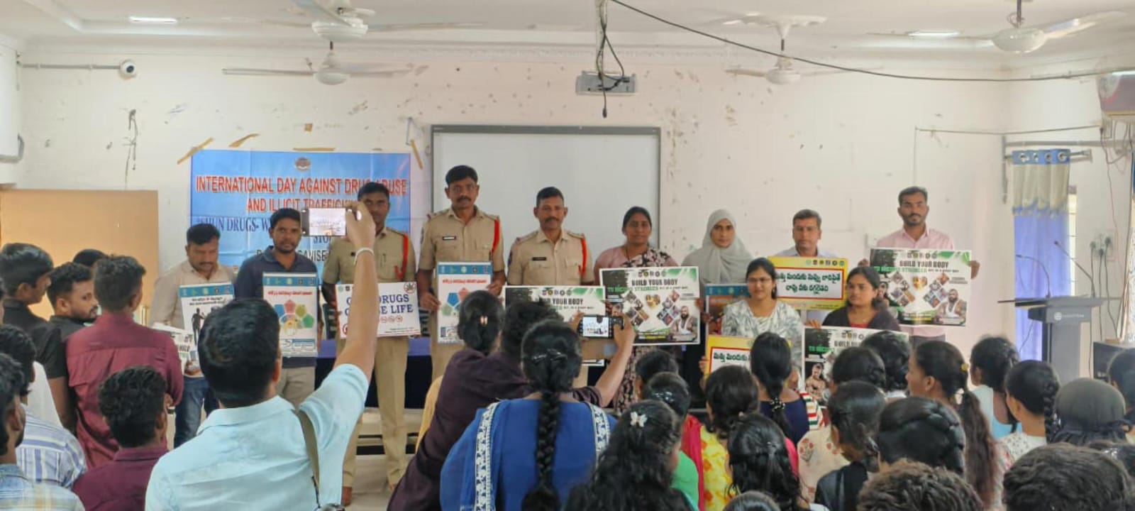 డిగ్రీ కళాశాలలో మాదకద్రవ్యాల నిరోధకంపై సామూహిక ప్రతిజ్ఞ