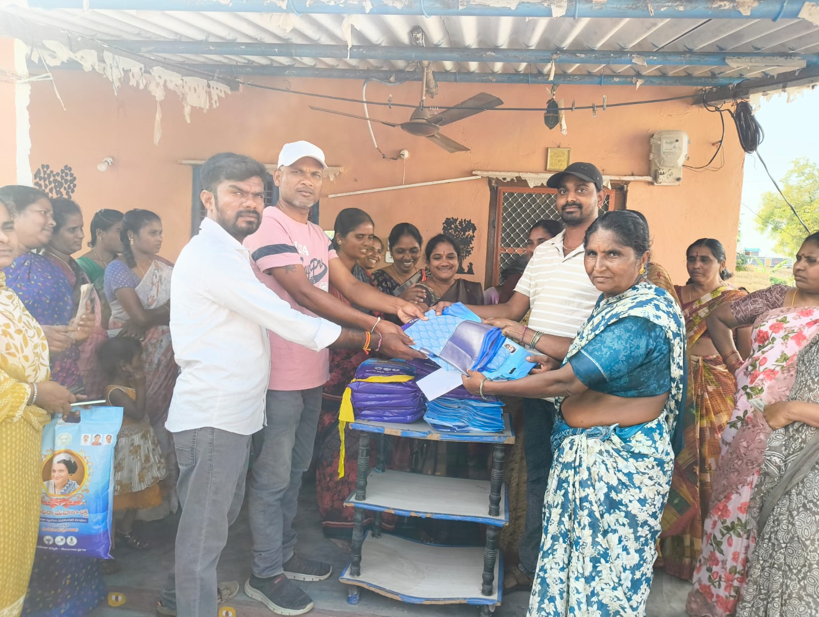 చిన్న బోయినపల్లిలో ఇందిరమ్మ చీరల పంపిణీ 