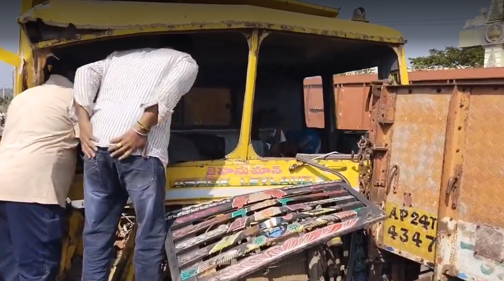 ములుగు మార్కెట్ యార్డ్ ఎదుట రోడ్డు ప్రమాదం